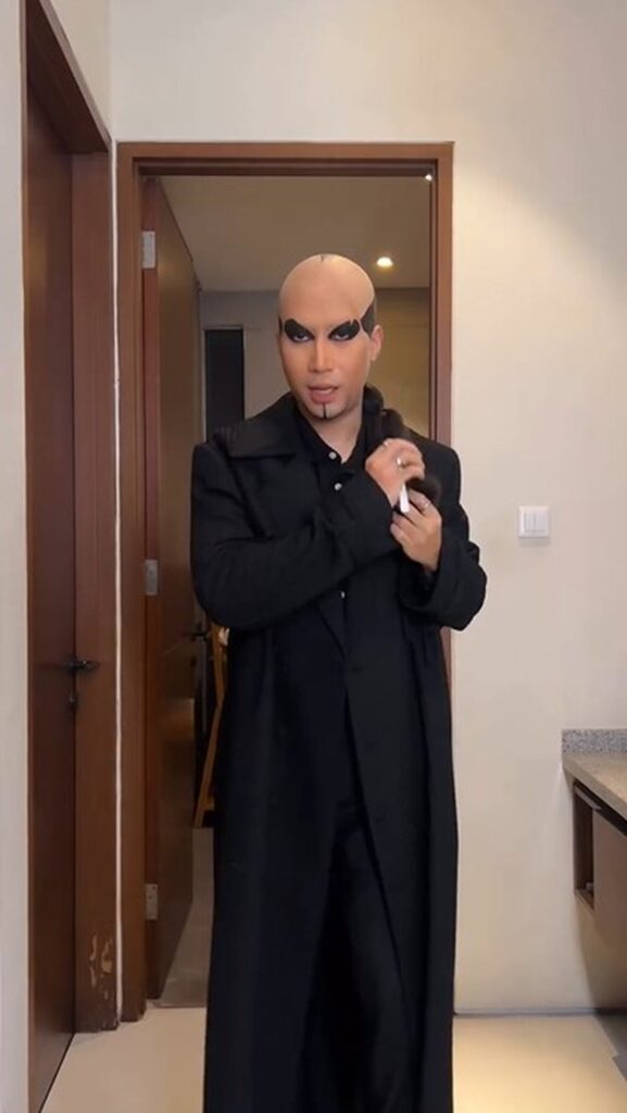 Bukan Penyanyi Biasa! Vidi Aldiano Niat Banget Cosplay Deddy Corbuzier Pakai Kepang dan Sulap-altisclubph.com